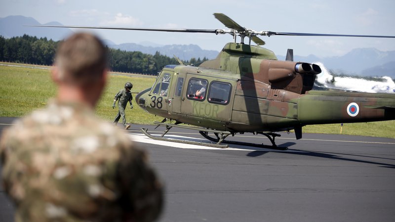 Fotografija: Skladno s koalicijsko pogodbo naj bi ministrstvo za obrambo obnovilo floto helikopterjev. FOTO: Roman Šipić