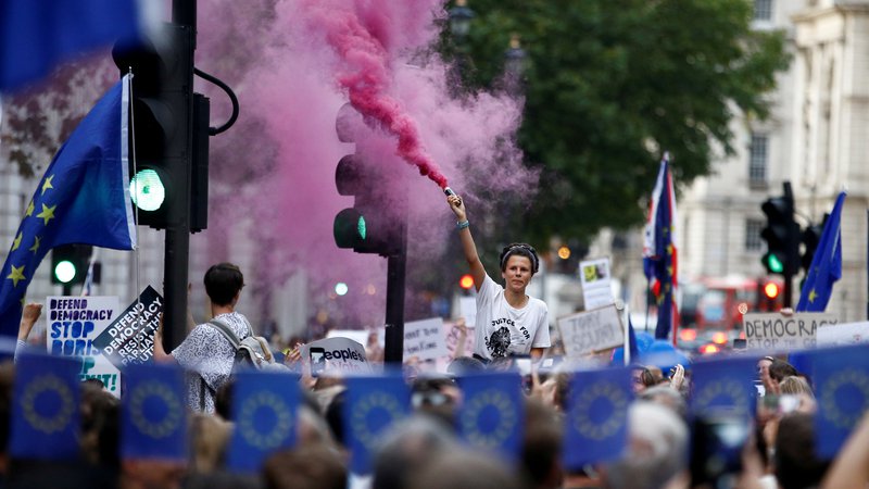 Fotografija: V Veliki Britaniji so vzplamteli protesti. FOTO: Henry Nicholls/Reuters