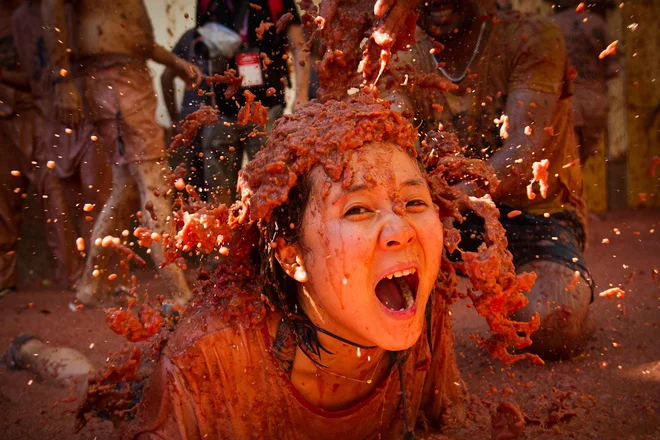V Bunolu na vzhodu Španije poteka Tomatina, največji festival obmetavanja s paradižniki na svetu. FOTO: Jaime Reina/AFP