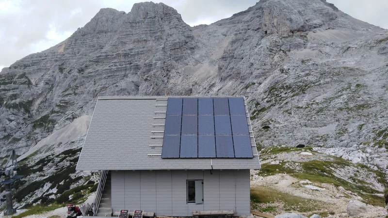 Fotografija: Pogačnikov dom na Kriških podih je vključen v evropski projekt Life SustainHuts. FOTO: Valentin Rezar