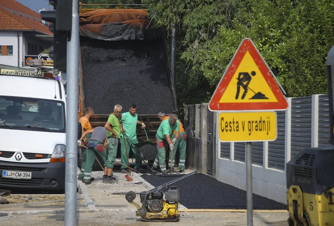 Severno od križišča s Šišensko je na Vodnikovi asfaltiran tudi pločnik s kolesarsko stezo. FOTO: Jože Suhadolnik/Delo