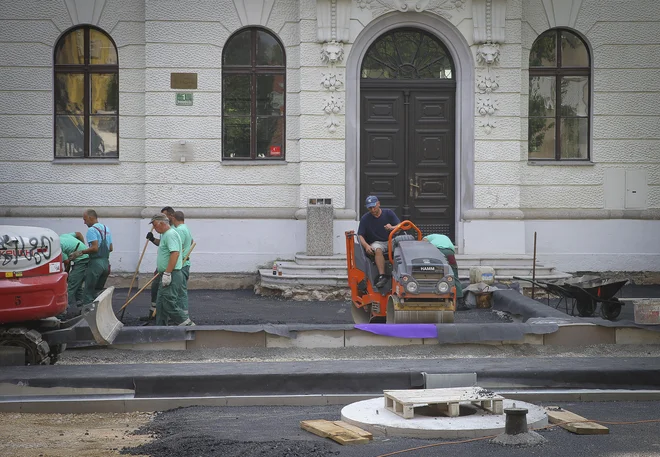 Urejanje Strossmayerjeve ulice pred Gimnazijo Poljane se bo za kakšen teden zavleklo. FOTO: Jože Suhadolnik/Delo