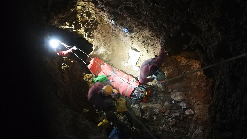 Fotografija: Reševanje iz jame je trajalo več ur. FOTO: Jamarska reševalna služba