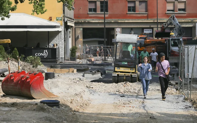 Na Strossmayerjevi ulici mimo Gimnazije Poljane je še gradbišče. FOTO: Jože Suhadolnik/Delo