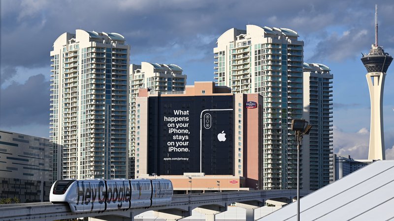 Fotografija: Apple rad izziva konkurenco. FOTO: AFP