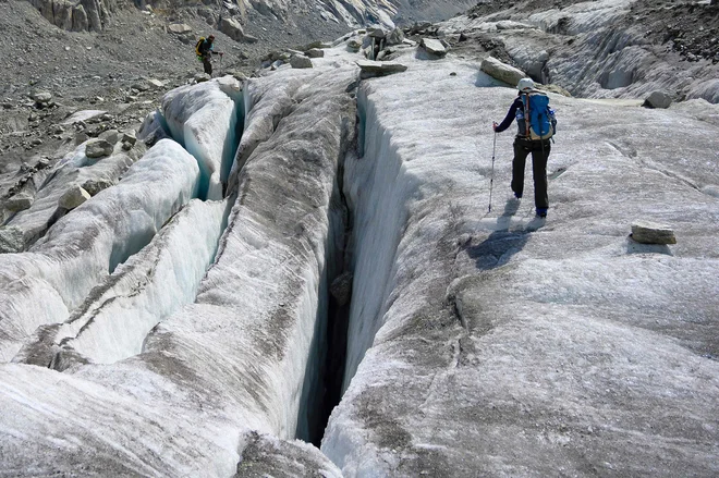 Utrinek iz poti mimo ledenika Mer de Glace na Refuge du Couvercle v Chamonixu. FOTO: Marco Bertorello/AFP