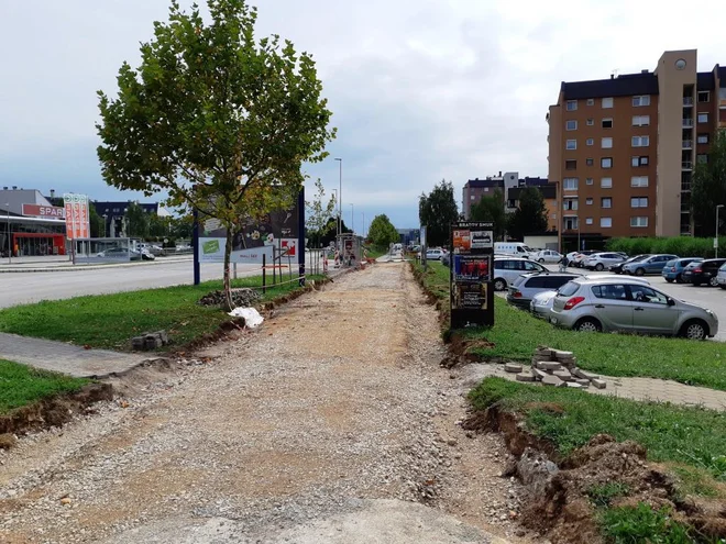 Na Cesti Rudija Šelige izvajajo rušenje pločnika, vgradnjo betonskih lamel, pripravlja spodnji ustroj in nevezani del zgornjega ustroja ter odvodnjavanje na prvi polovici trase. FOTO: Mestna občina Kranj