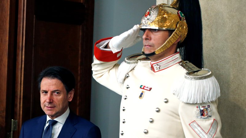 Fotografija: Vlada je v rokah novega starega premiera Giuseppeja Conteja, ta bo potreboval veliko poguma in, ja težko bo. FOTO: REUTERS/Ciro de Luca.
