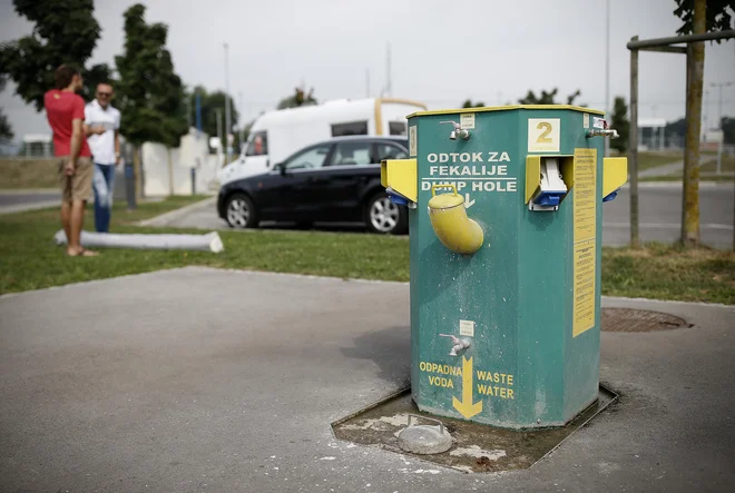 P+R Dolgi most je opremljen z oskrbovalno postajo z izpustom odpadne vode in fekalij. FOTO: Blaž Samec/Delo