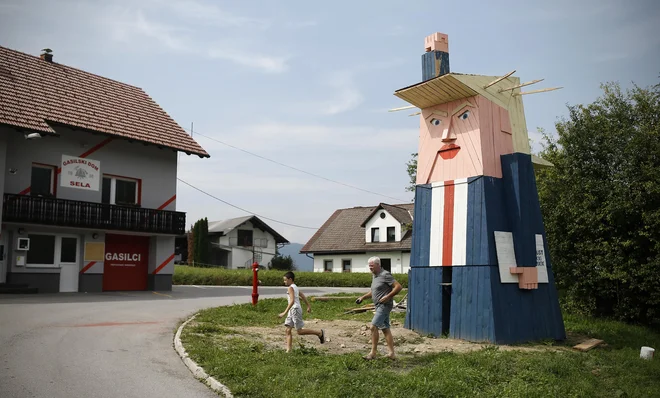 Domačini so razdvojeni, vsi drugi pa z zanimanje zrejo v nenavadno skulpturo. FOTO: Blaž Samec