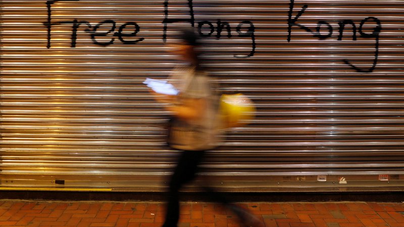 Fotografija: Demokratična koalicija Državljanske fronte za človekove pravice (CHRF), ki organizira množične proteste v Hongkongu, je sicer uradno odpovedala današnji protestni shod, ker zanj ni dobila odobritve policije. FOTO: Anushree Fadnavis/Reuters