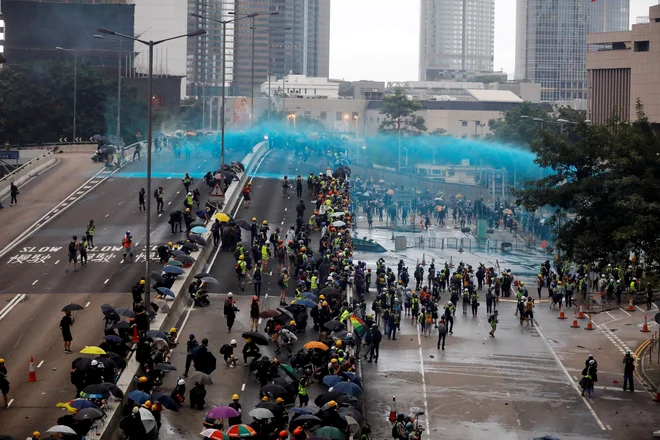 Protestniki so pozno popoldne po lokalnem času blizu urada mestnega zakonodajnega sveta v policiste metali molotovke in kamne ter v njih svetili z laserji. FOTO: Anushree Fadnavis/Reuters