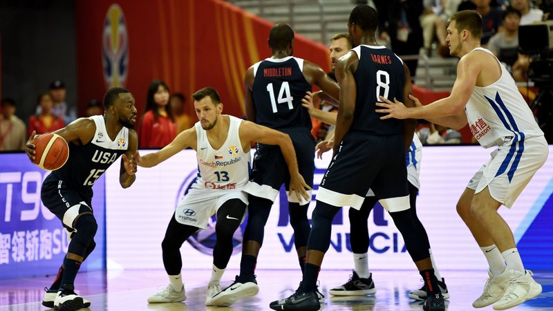 Fotografija: Ameriški košarkarji (z žogo Kemba Walker) so proti Češki prišli do prve zmage na Kitajskem. FOTO: AFP