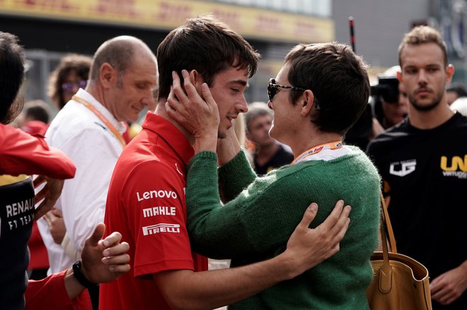Charles Leclerc je pred dirko tolažil mamo tragično umrlega  Anthoina Huberta. FOTO: AFP