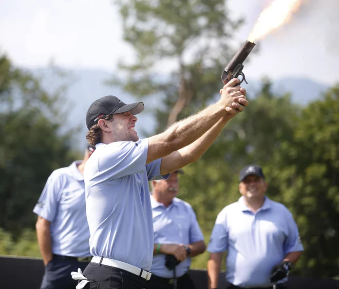 Kapetan Kraljev in slovenske reprezentance je takole naznanil začetek turnirja v golfu. FOTO: Roman Šipić