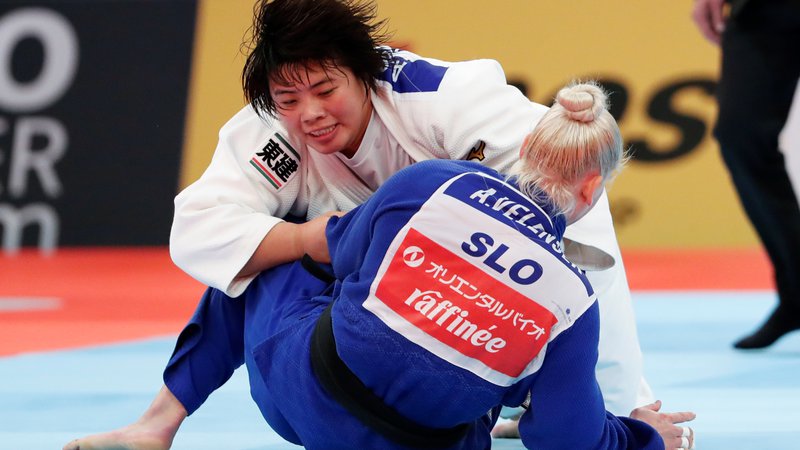 Fotografija: Ana Velenšek (v modrem kimonu) je nastope na svetovnem prvenstvu v Tokiu sklenila v osmini finala. Po hudem boju je v podaljšku na zlato točko izgubila z Japonko Akiro Sone, ki se je pozneje ovenčala z naslovom svetovne prvakinje. FOTO: Reuters