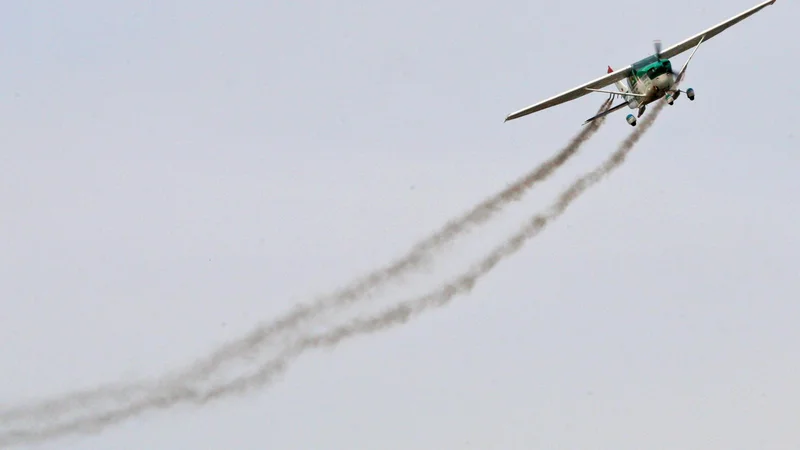 Fotografija: Pilot pripravnik Max Sylvester je v soboto po uri letenja z veliko mero zaskrbljenosti v glasu kontroli sporočil, da se je njegov inštruktor med učno uro onesvestil. Fotografija je simbolična. FOTO:Tadej Regent/Delo