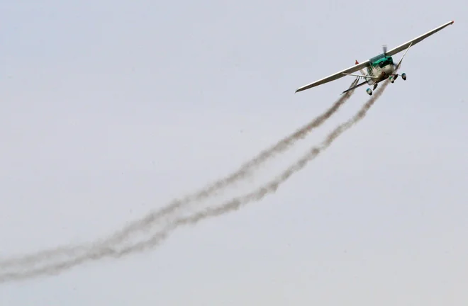 Pilot pripravnik Max Sylvester je v soboto po uri letenja z veliko mero zaskrbljenosti v glasu kontroli sporočil, da se je njegov inštruktor med učno uro onesvestil. Fotografija je simbolična. FOTO:Tadej Regent/Delo&nbsp;