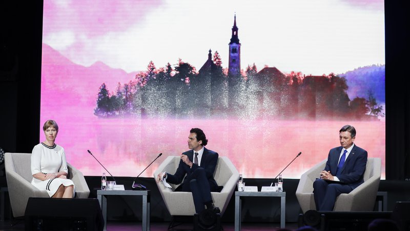 Fotografija: Kersti Kaljulaid, predsednica Estonije, Ali Aslan, voditelj in novinar, in Borut Pahor, predsednik Republike Slovenije na Strateškem forumu na Bledu. FOTO: Uroš Hočevar/Delo