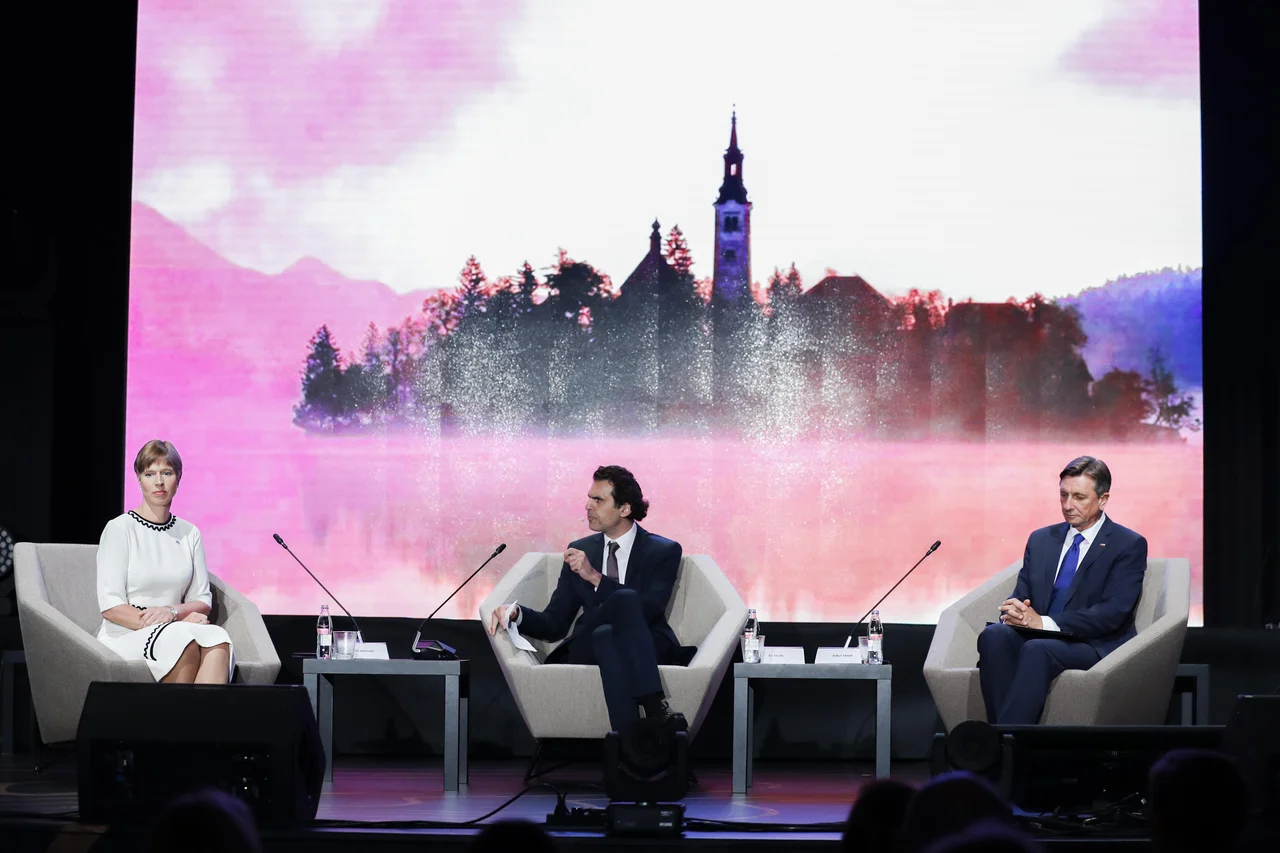 Fotografija: Kersti Kaljulaid, predsednica Estonije, Ali Aslan, voditelj in novinar, in Borut Pahor, predsednik Republike Slovenije na Strateškem forumu na Bledu. FOTO: Uroš Hočevar/Delo
