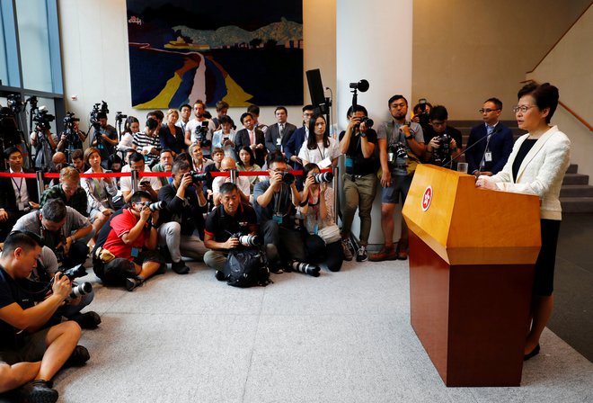 Tiskovna konferenca voditeljice Hongkonga Carrie Lam. FOTO: Kai Pfaffenbach/Reuters