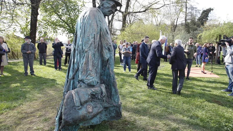 Fotografija: Ne nazadnje pa Pahorjev opus lahko odlično medpredmetno povežemo z zgodovino, in sicer z obdobjem fašizma, ko je bilo v šolah in javnosti Slovencem prepovedano govoriti, delovati in se šolati v maternem jeziku, in gre torej za kolektivni spomin vsaj tretjine slovenskega naroda. FOTO: Leon Vidic/Delo