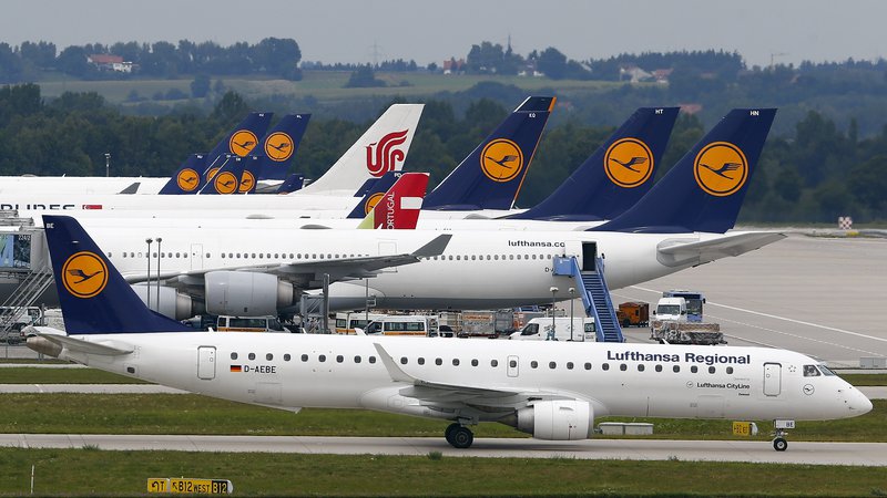 Fotografija: Irski letalski prevoznik Ryanair je poskušal vplivati na odločitev glede podpore Slovenije predlogu o uvedbi obdavčitve emisij ogljikovega dioksida v letalskem prometu. Foto Reuters