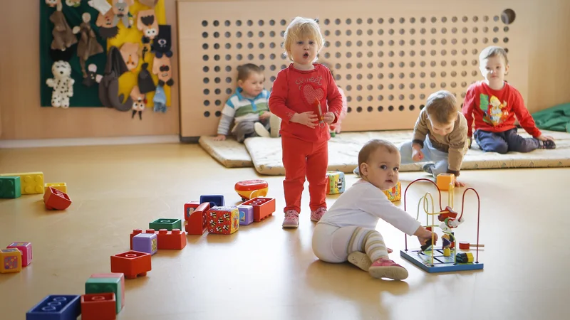 Fotografija: V javne vrtce v Ljubljani bo v šolskem letu 2019/2020 vključenih 13.358 otrok, a za številne starše otrok, ki so rojeni med marcem in avgustom, je velika težava iskanje varstva, ko se morajo vrniti v službo. FOTO: Jože Suhadolnik/Delo