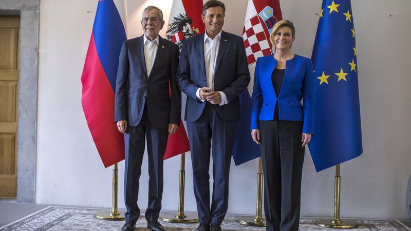Fotografija: Avstrijski predsednik Alexander van der Bellen, slovenski predsednik Borut Pahor in hrvaška predsednica Kolinda Grabar Kitarović na lanskem srečanju v Goriških brdih. FOTO: Voranc Vogel/Delo