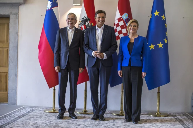 Avstrijski predsednik Alexander van der Bellen, slovenski predsednik Borut Pahor in hrvaška predsednica Kolinda Grabar Kitarović na lanskem srečanju v Goriških brdih. FOTO: Voranc Vogel/Delo