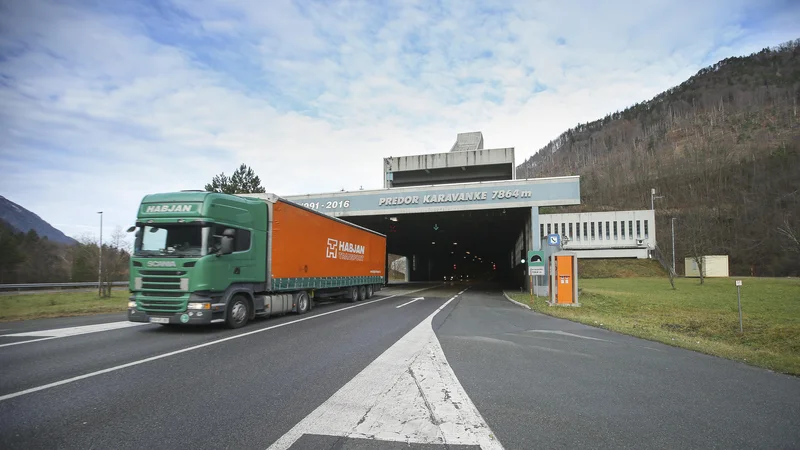 Fotografija: Komisiji predlagajo, naj ministrstvu za infrastrukturo predlaga pregled smotrnosti in zakonitosti postopkov oddaj javnih naročil za izvedbo objektov v dolini Glinščice in za gradnjo predora Karavanke. FOTO: Jože Suhadolnik/Delo