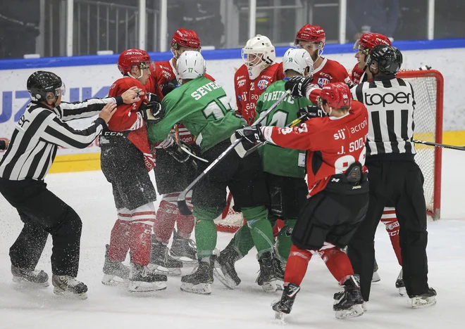 Olimpija in Jesenice sta se to poletje že pomerila na Bledu, kjer je bila boljša Olimpija, ni pa manjkalo tudi takšnih vložkov. FOTO: Jože Suhadolnik