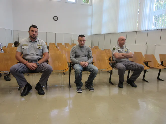 Jaka Ulčnik zaradi nove obsodbe, ki še ni pravnomočna, ne bo nič dlje v zaporu, kjer že prestaja 30-letno zaporno kazen zaradi umora brata in poskusa umora bratovega dekleta. FOTO Špela Kuralt/Delo