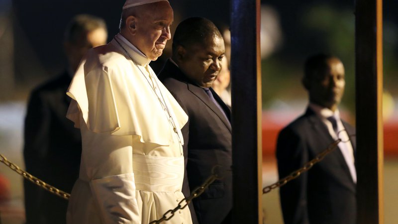 Fotografija: Papeža je po prihodu na letališče v Maputu sprejel mozambiški predsednik Filipe Nyusi. Foto Reuters