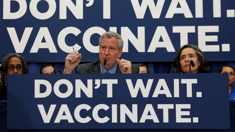 Fotografija: Župan New Yorka Bill de Blasio je že letos spomladi pozival k cepljenju proti ošpicam. FOTO: Shannon Stapleton/Reuters