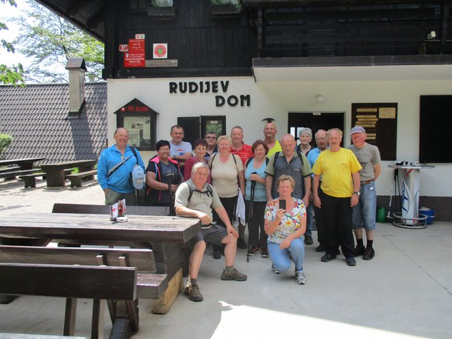 Trnovski pohodniki pred Rudijevim domom, ki je pod Donačko goro. Foto: Simon Zajšek