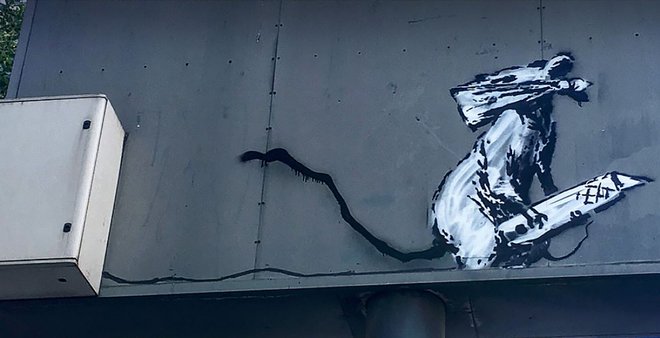 Tabla z Banksyjevim podganjim avatarjem je včeraj izginila izpred Centra Georges Pompidou. FOTO: AFP