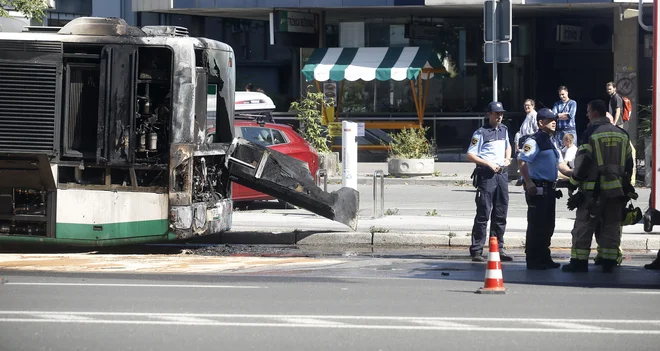 Na ljubljanskem avtobusnem postajališču Astra za Bežigradom je nekaj po 14. uri zagorel mestni avtobus Ljubljanskega potniškega prometa (LPP). FOTO: Blaž Samec/Delo