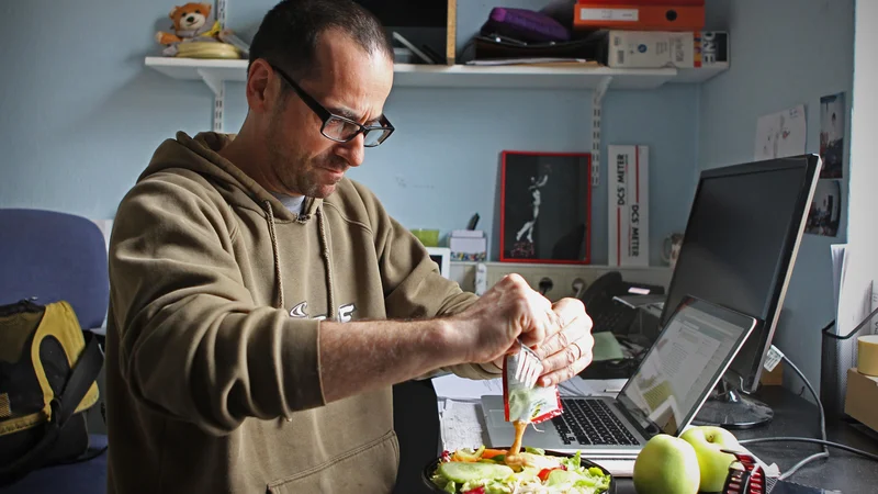 Fotografija: Zdrav sendvič, solata iz bližnje restavracije, trgovine ali od doma, jogurt, sadež, kruh so lahko zadosten obrok med delovnim časom. FOTO Blaž Samec/Delo