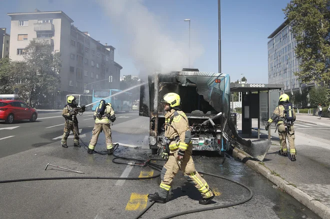 Gasilci in mestni avtobus, LPP. Ljubljana, 5. september 2019 Foto Leon Vidic/delo