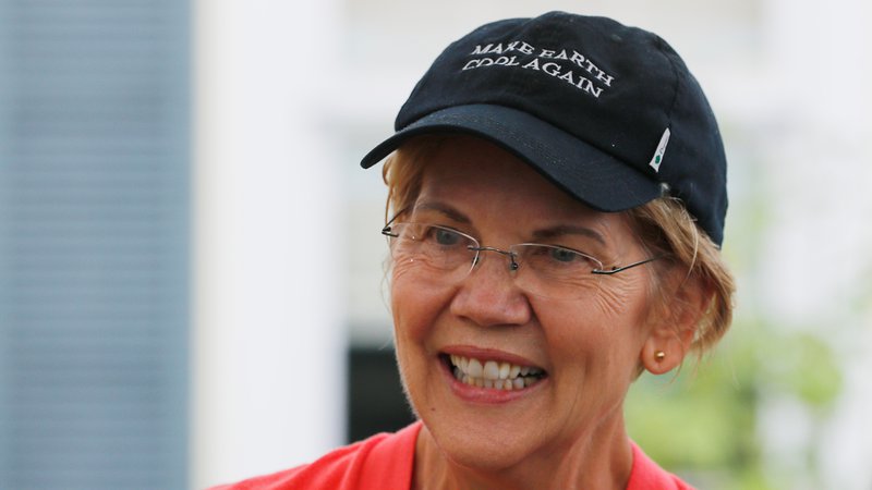 Fotografija: Senatorka Elizabeth Warren je ob morebitni izvolitvi napovedala obračun­ z jedrsko energijo. Napis na njeni kapi (»Naredimo Zemljo spet hladno«) je nastal po analogiji s spornim sloganom Trumpove predsed­niške kampanje. Foto Reuters