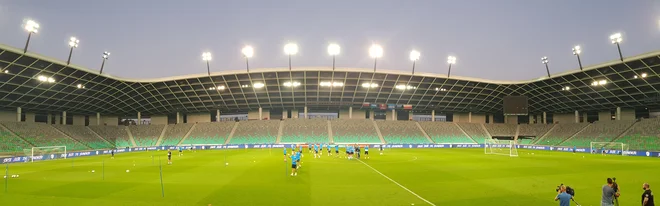 Štadion v Stožicah je sinoči ponujal mirno okolje za vadbo Slovencem, drevi pa bo pokal po šivih. FOTO: Jernej Suhadolnik