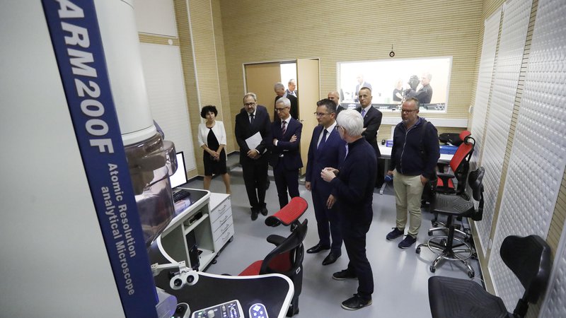 Fotografija: Inavguracija novega krio-elektronskega mikroskopa, zbrane je nagovoril predsednik vlade Marjan Šarec, udeležil se je pa tudi minister za izobraževanje, znanost in šport Jernej Pikalo. FOTO: Leon Vidic/delo