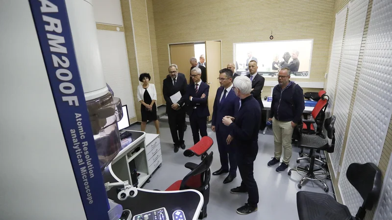 Fotografija: Inavguracija novega krio-elektronskega mikroskopa, zbrane je nagovoril predsednik vlade Marjan Šarec, udeležil se je pa tudi minister za izobraževanje, znanost in šport Jernej Pikalo. FOTO: Leon Vidic/delo