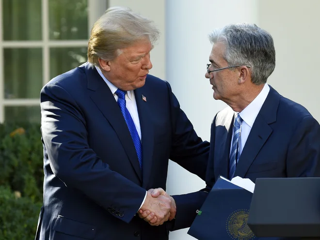 Predsednik ZDA Donald Trump in predsednik Fed Jerome Powell ob imenovanju zadnjega jeseni 2017. FOTO: Saul Loeb/AFP