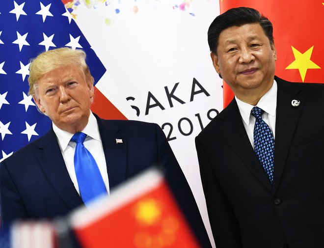 Trump s kitajskim predsednikom Ši Džinpingom na vrhu G20 v Osaki. FOTO: AFP
