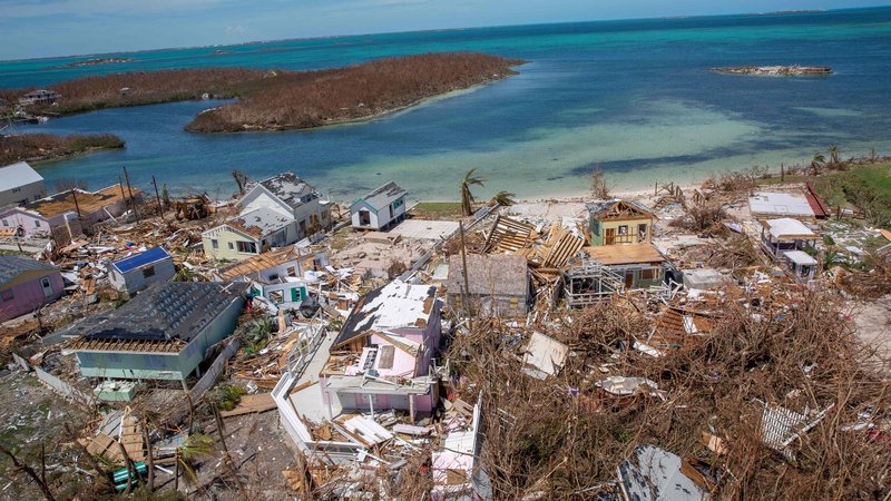 Fotografija: Evropska unija je danes sporočila, da bo Bahamom namenila 500.000 evrov nujne humanitarne pomoči za podporo prebivalstvu na območjih, ki jih je prizadel orkan. FOTO: AFP