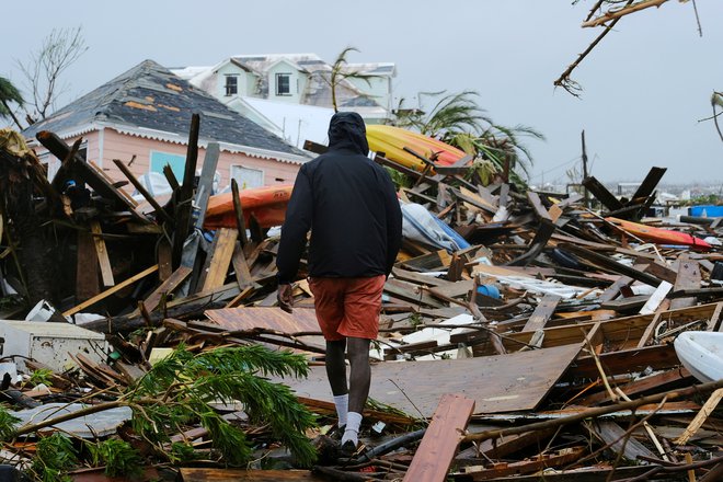 Za orkanom je ostalo več deset mrtvih, največ na otokih Abaco in Grand Bahama. Še vedno preštevajo, koliko ljudi je ostalo brez strehe nad glavo. Nekateri celo popolnoma brez vsega. FOTO: Dante Carrer/Reuters