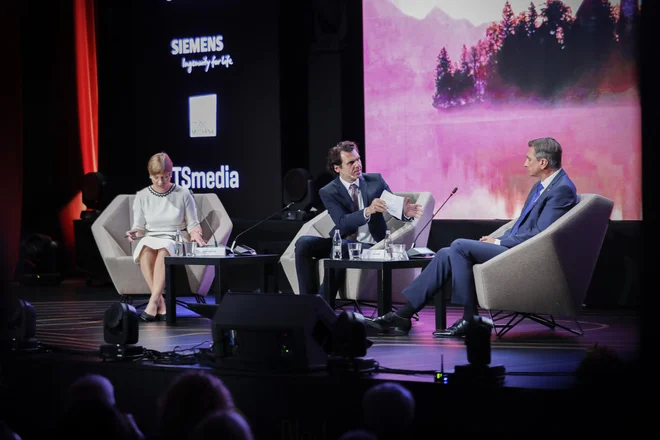 Kersti Kaljulaid, predsednica Estonije, Ali Aslan, voditelj in novinar, in Borut Pahor, predsednik Republike Slovenije, med Strateškim forumom Bled BSF, na Bledu. FOTO: Uroš Hočevar/Delo