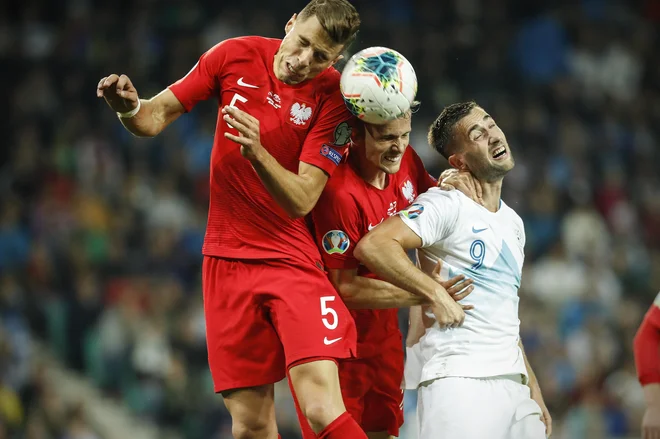 Andraž Šporar (9) je z izjemnim golom potrdil slovensko zmago. FOTO: Uroš Hočevar/Delo